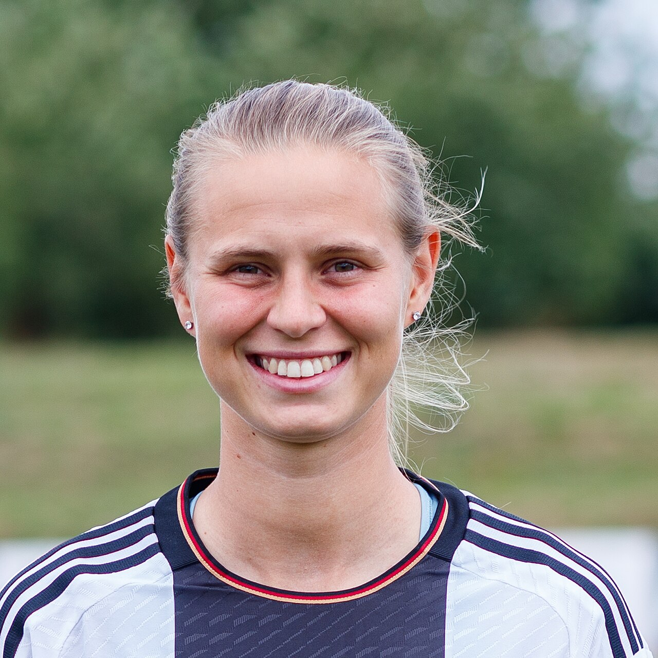 Bayern Women Advance in German Cup After Tough Test, Thanks to Bühl and Gilles